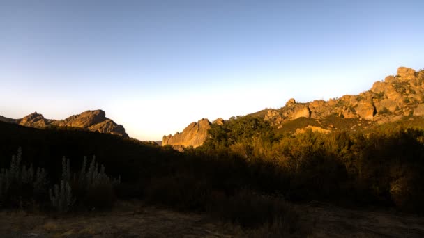 ピナクルズ国立公園サンセットタイムラプス岩の形成とチャパラルカリフォルニア — ストック動画