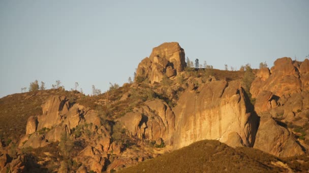 Pinnacles National Park Rock Formation Chaparral Trailhead California — Vídeos de Stock