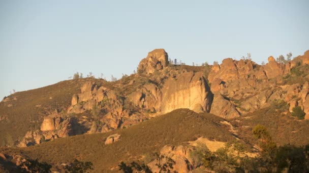 Pinnacles National Park Rock Formation Chaparral Trailhead California Wide Shot — стокове відео