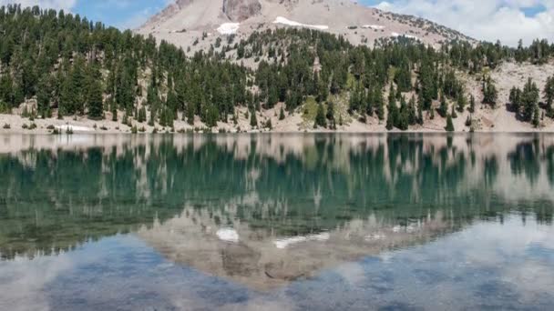 Parc National Lassen Pic Lassen Reflété Sur Lac Helen Time — Video