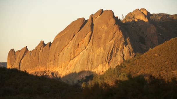 加州查帕拉尔山头的尖塔国家公园岩石悬崖 — 图库视频影像