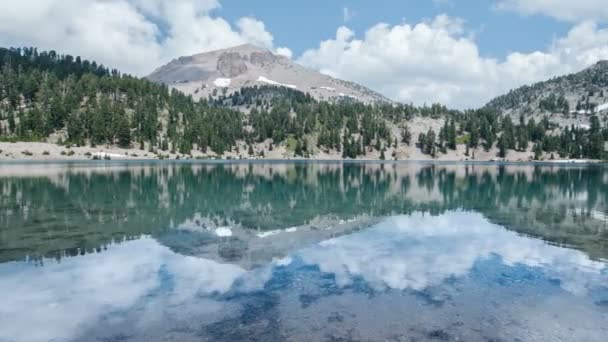 拉森国家公园湖中的海伦蓝天反光时间从加州泛权 — 图库视频影像