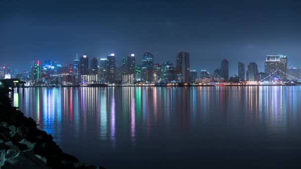 San Diego Downtown Skyline Refletido Oceano Shore Night Time Lapse — Vídeo de Stock