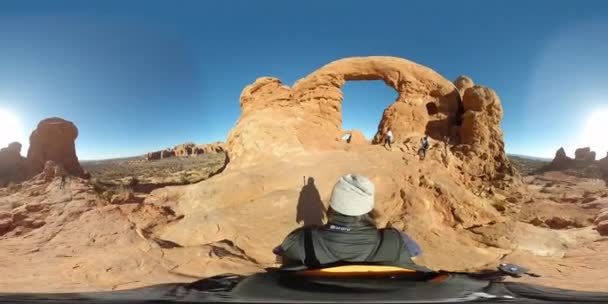 360 Arches National Park Utah Senderismo Torreta Arco Parte Trasera — Vídeos de Stock