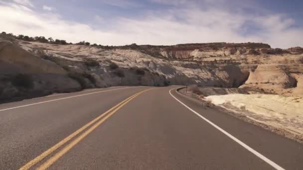 ユタ州風光明媚なバイウェイ12運転テンプレート岩の頭2南西部米国 — ストック動画