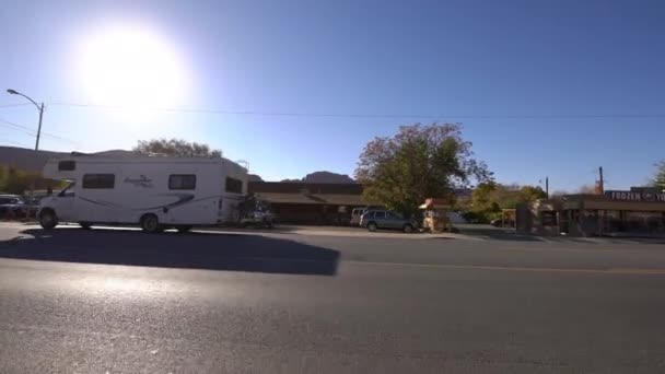 犹他州摩押市191号公路在美国西南部的E2N9号样板上行驶 — 图库视频影像