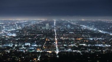 Los Angeles Skyline ve Griffith Park 'tan Şehir Şebekeleri Gece Süreleri