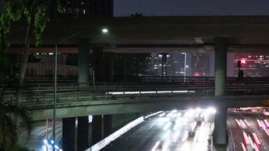 Los Angeles 110 ve 101 Otoyol Kavşağı Sunset Bulutlu Gece Trafiği Geçiş Süresi Sağa