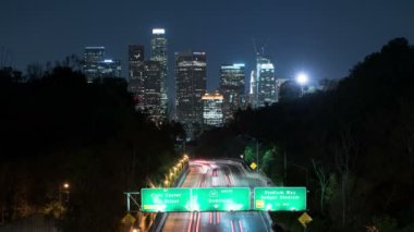 Los Angeles Skyline Elysian Park Gece Süreleri Otoyol Tabelasının Üzerinde