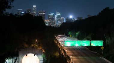 Los Angeles Skyline ve Elysian Park Grand View Point Zaman Dönemi 'ndeki Freeway Tünel Trafiği