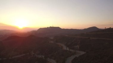 Hollywood Tabelasıyla Hollywood Hills 'te Günbatımı Los Angeles' ta Dönüyor
