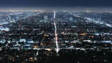 Los Angeles Şehir Şebekeleri ve Griffith Park 'tan Skyline Gece Hızı Yakınlaşması