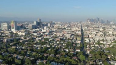 Los Angeles Wilshire Merkezi ve Şehir Merkezi Havadan Yörünge Solu