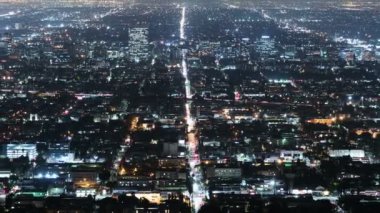 Los Angeles Şehir Şebekeleri ve Griffith Park 'tan Skyline Gece Hızı Uzaklaşması