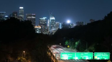 Los Angeles Skyline ve Elysian Park 'ta Çevre Yolu Trafiği Grand View Point Gece Süreleri Sola