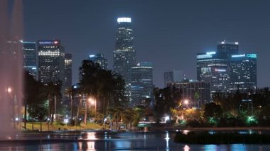 Los Angeles Skyline ve Echo Park 'taki Çeşme Gece Süreleri