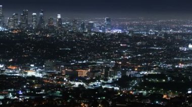 Los Angeles Şehir Merkezi Griffith Park 'tan Skyline Gece Süreleri Sola