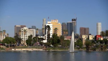 Los Angeles MacArthur Park Parkı Çeşmesi ve Şehir Merkezi Binaları