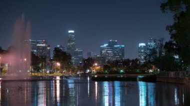 Los Angeles Skyline ve Echo Park 'taki Çeşme Gece Süreleri
