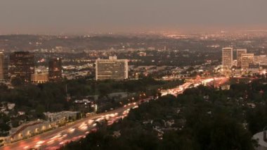 Los Angeles Kutsal Kase Günbatımı Gece Vakti 405 Çevre Yolu Trafik Takip Aracı Sola