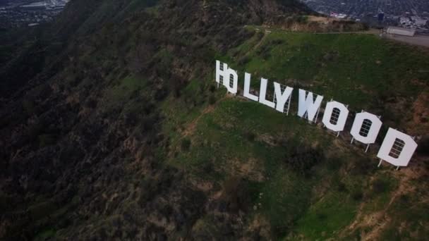 Hollywood Zeichen Nahaufnahme Luftaufnahmen Drehen Sich Nach Links — Stockvideo