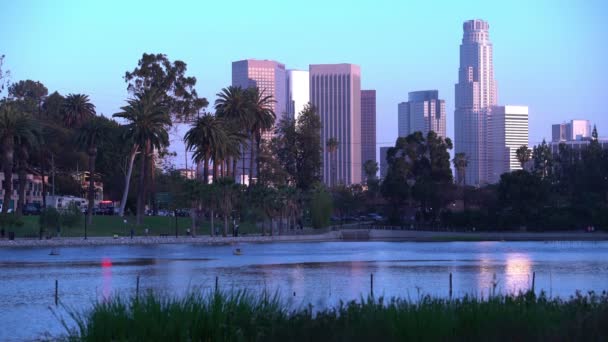 Los Angeles Echo Park Lake Sunset Reflections Skyline — Stockvideo