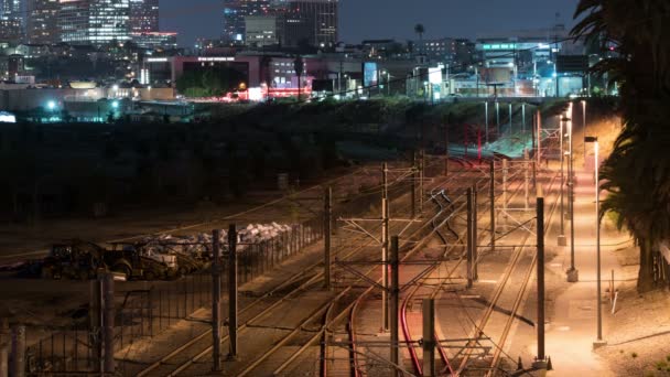 Tåg Passerar Los Angeles Downtown Tågspår Kina Town Natten Time — Stockvideo