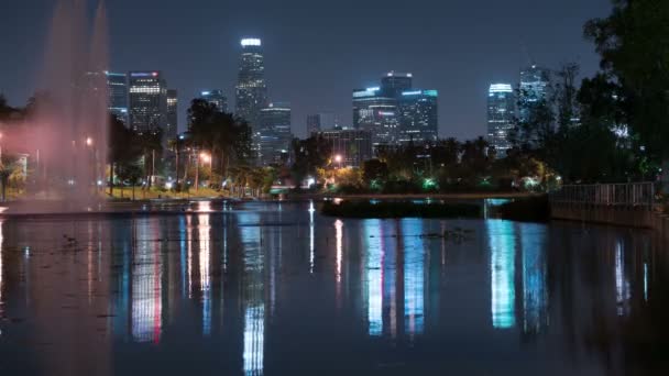 Los Angeles Skyline Fontein Reflecties Echo Park Lake Night Time — Stockvideo