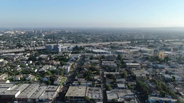 Los Angeles Panorama Pan Linksaf Snelweg Naar Downtown Aerial Shot — Stockvideo