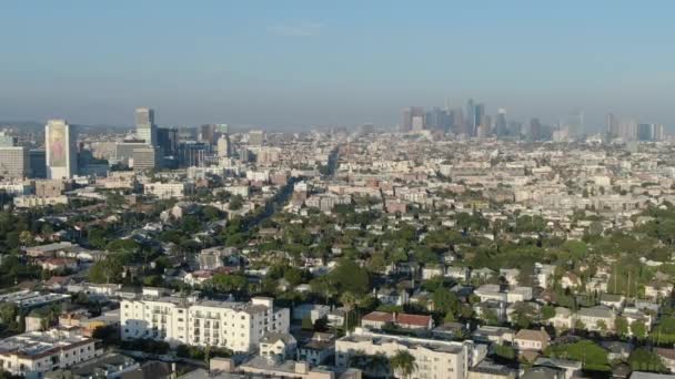 Los Angeles Wilshire Center Downtown Aerial Establecen Descenso Tiro — Vídeo de stock