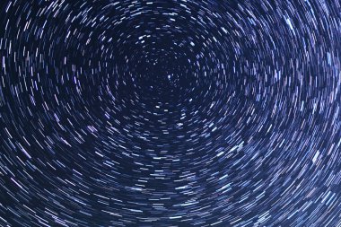 Kuzey Gök 'te Kuzey Yıldızı İzleri Sierra Nevada Dağları' nda Kaliforniya 'da Astrofotoğrafçılık