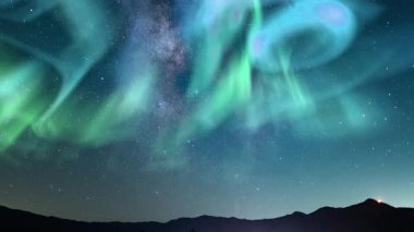 Göksel Dans Aurora ve Samanyolu Galaksisi Dağların Üzerindeki Zaman Hızı