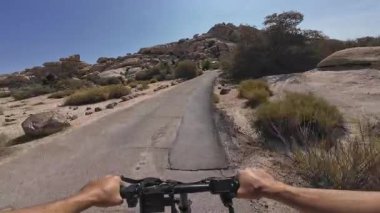 Joshua Tree Ulusal Parkı Bisiklet Çekimi Gizli Vadi Kampı Bölüm 1 Mojave Çölü Kaliforniya ABD