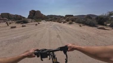 Joshua Tree Ulusal Parkı Bisiklet Devriyesi Gizli Vadi Kamp Döngüsü 3 Mojave Çölü Kaliforniya ABD