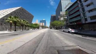 Los Angeles Wilshire Bulvarı Doğu Kore Kasabası 06. Önden Harvard View atard California plakası.