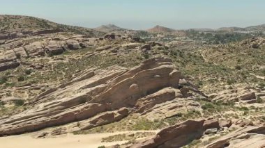 Vasquez Kayalıklarda Uçuyor Alçaktan Uçarak California 'da