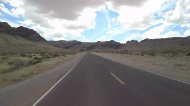 Yangın Vadisi 'nin Yüksek Süratli Sürüşü Doğu 02 Arka Görüş Nevada Çölü ABD