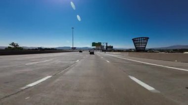 Reno Şehir Merkezi Otoyolu 05 Front View 580 ve 395 Güney Sürücü Plaka Nevada ABD Ultra Geniş