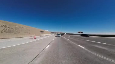 Reno Şehir Merkezi Otoyolu 05 Arka Manzara 580 ve 395 Güney Sürücü Plaka Nevada ABD Ultra Geniş