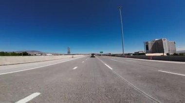 Reno Şehir Merkezi Otoyolu 06 Arka Manzara 580 ve 395 Güney Sürücü Plaka Nevada ABD Ultra Geniş