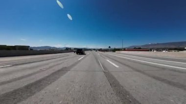 Reno Şehir Merkezi Otoyolu 07 Front View 580 ve 395 Güney Sürücü Plakası Nevada ABD Ultra Geniş