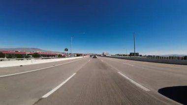 Reno Şehir Merkezi Otoyolu 07 Arka Manzara 580 ve 395 Güney Sürüş Plaka Nevada ABD Ultra Geniş