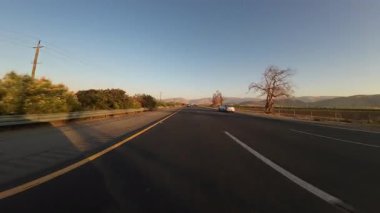 Günbatımı Amerikan Çiftlik Arazisi 06. Otoyol Önü Sürücü Plakası 99 Güney Kaliforniya ABD Ultra Geniş