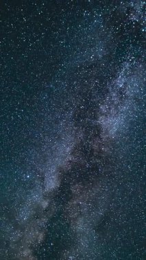 Dikey Samanyolu Galaksisi ve Bulutları Güneybatı Ağustos Yıldızlarını İzliyor Gökyüzü Zaman Hızı Astrofotografı