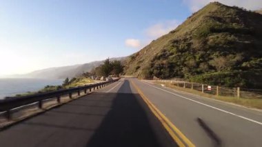 Big Sur Pasifik Sahil Otoyolu 4 McWay Şelalesi 'nden Big Creek Köprüsü 07 Arka Görünüm Kaliforniya plakalı çoklu kameralı araç plakası.