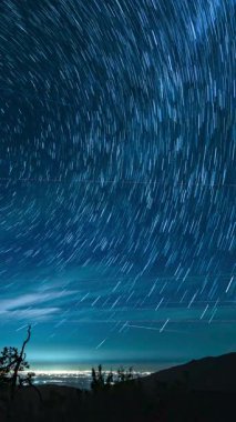 Kaliforniya 'da, Bakersfield Astrofotoğrafçılığının üzerinde kutup yıldızının dikey yıldız izleri.