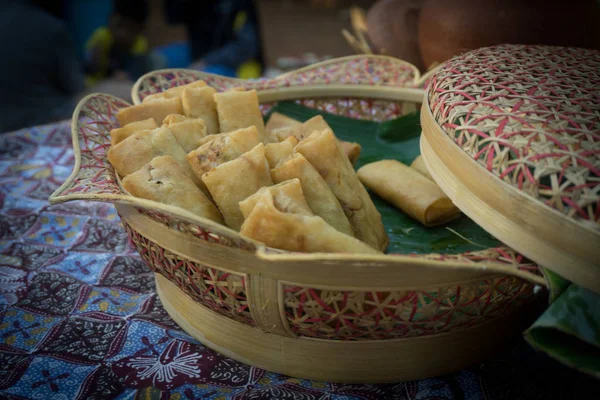 Lumpia 卷深油炸木篮照片在印度尼西亚中部拍摄 — 图库照片