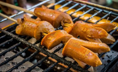 Endonezya merkezi Java Barbekü ızgara sosis ızgara yakın çekim