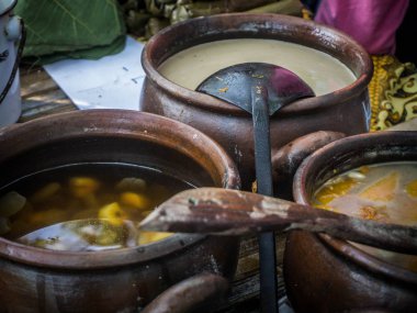 Endonezya geleneksel gıda incelik kolak pisang. palm şeker tatlı muz