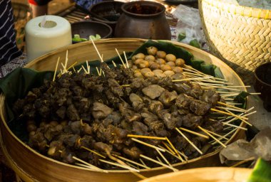 Usus doyurmak, Telur Puyuh doyurmak, Kerang doyurmak. Tavuk bağırsak, bıldırcın yumurtası ve istiridye yemek yemek bile delip. Popüler yan yemekler Cava yemek. Dokuma bambu tabakta.